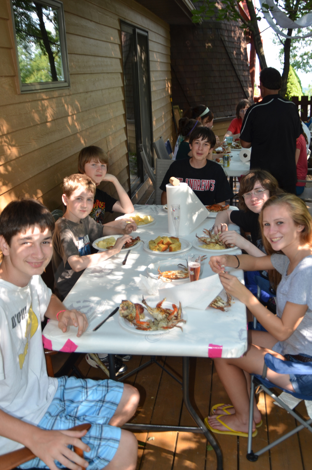 9-grandchildren-enjoying-the-crab-feast_0
